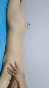 老婆的闺蜜说是来按摩，其实是想被干，自己侧躺主动的样子真骚