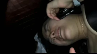 熟女偷情正爽时接电话忍住内心的骚劲假装正经