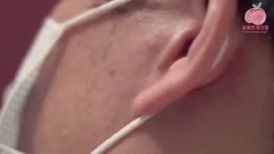 醒来饥渴，趁着老公的电话，少妇用手机震动自慰到高潮